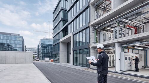 Planer mit Tablet auf der Baustelle