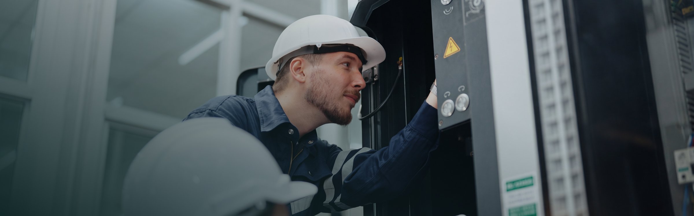 Elektrotechnikplanung – Planer bei der Arbeit an Schaltplänen